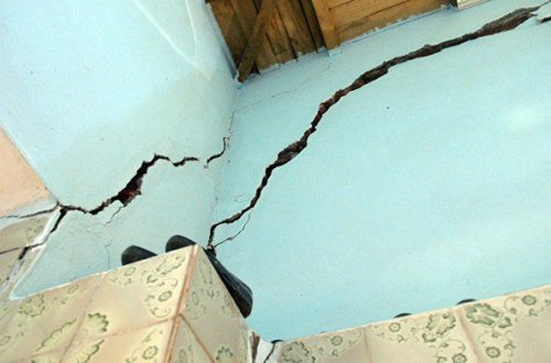 Zəlzələ Ağsuda bir neçə evdə çatlar yaradıb