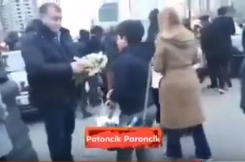 Bakının mərkəzində gül satan uşağı döydülər – Video