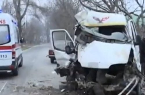 Azərbaycanda DƏHŞƏT! Mikroavtobus ağaca çırpıldı: 3 yaralı – VİDEO