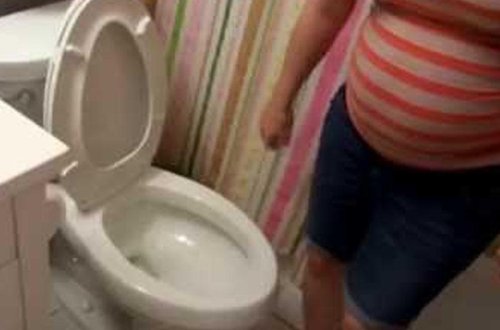 Qadın hamamda sağlam doğduğu qızını qayçıyla öldürdü - FOTO