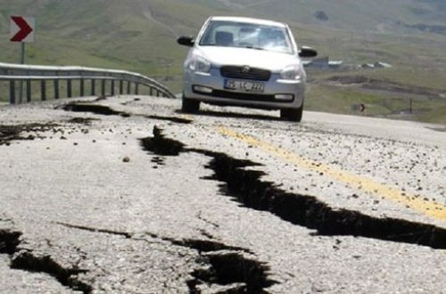 Zəlzələ bölgəsində yollarda çatlar əmələ gəlib - FOTO