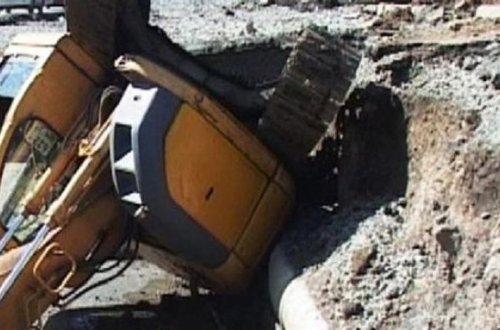 Qubada ekskavator çaya düşdü, sürücünü su apardı