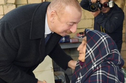 Prezident evi dağılan qadının əlindən öpdü - Video