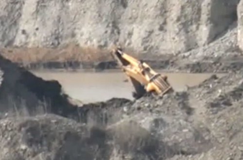 Qazıntı işləri aparan ekskavator çaya aşıb, sürücü tapılmır - Azərbaycanda bədbəxt hadisə