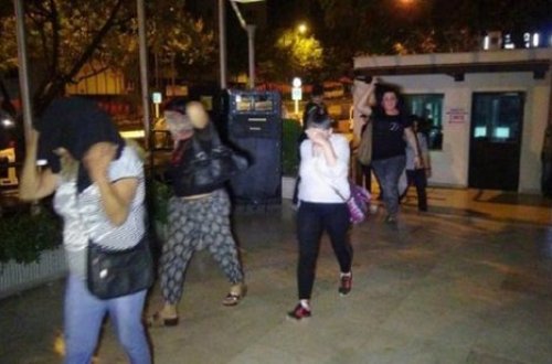 Şok olay! Bərbərxanada fahişələri pulla görüşdürən kişi iş başında tutuldu+VİDEO