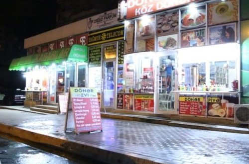 Bakıda dönər evində gənc özünü doğradı - VİDEO