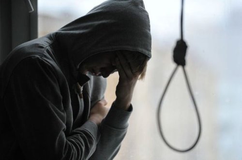 Biləsuvarda yeniyetmə özünü qonşunun bağında asdı