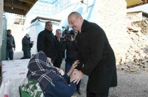 Prezidentin əlini öpdüyü ağbirçək - 