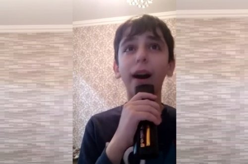 Mikrofon Əvəzinə Televizor Pultuna Oxuyan Bu Azərbaycanlı Uşaq Trend Oldu – VİDEO