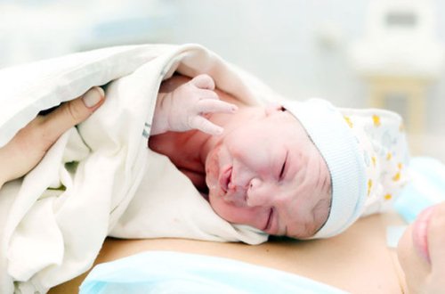 Azərbaycanda qadın postda uşaq dünyaya gətirdi - VİDEO