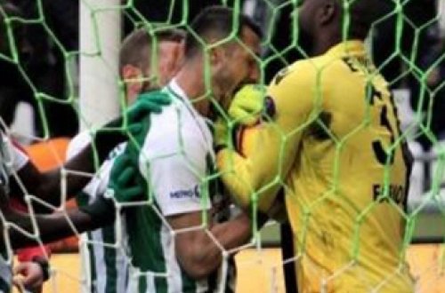 Türkiyə klubunun futbolçusu rəqibini dişlədi - Foto