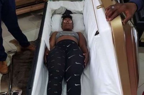 Şok hadisə: Tabutdan qalxıb şəkil çəkdirdi - FOTO