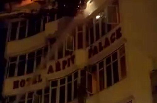 Oteldə güclü yanğın anı: 2 nəfər eyvandan tullandı - Xeyli ölü var - VİDEO - FOTO