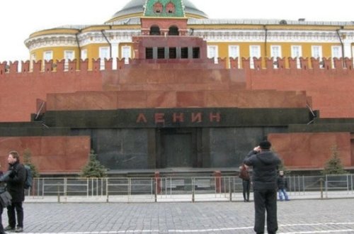 Leninin Mavzoleyi bağlanır