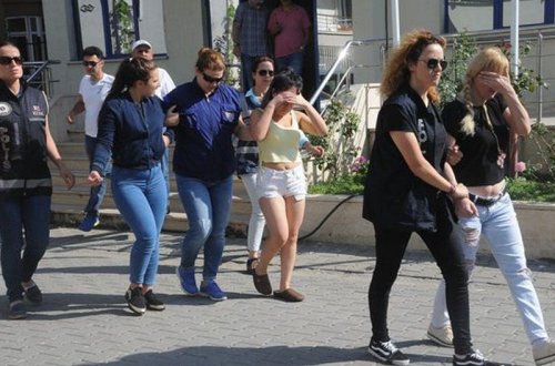 Azərbaycanlı qızlar Türkiyədə əxlaqsızlıq edərkən tutuldular