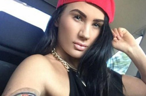 Erotik film ulduzu çılpaq halda eyvandan yıxıldı - FOTO