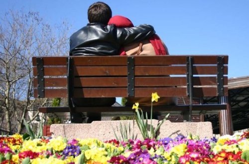 Parkda oğlanla-qızı bir yerdə tutan polis: 