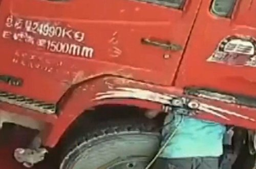 Təkər partladı, usta motorxanada can verdi - Ürəyi zəif olanlar baxmasın! - VİDEO