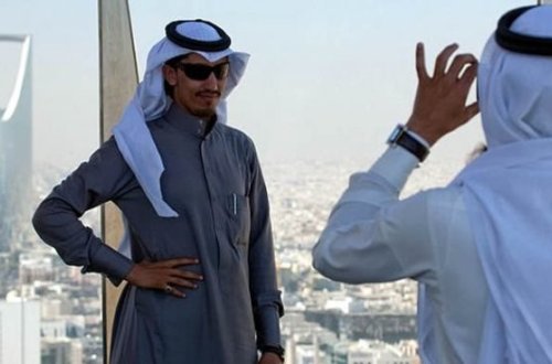 Oğlan dostu ilə gecə klubunda əylənən ərəb kişi oteldə şok yaşadı - FOTO