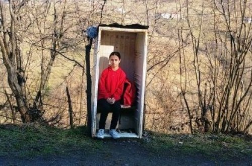 Avtobus gözləyən zaman qızı üşüməsin deyə görün nə etdi - Atadan maraqlı addım - FOTOLAR