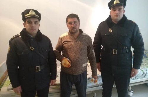 Polislər evi yanan kişini xilas etdilər - Ailəsini çıxarıb yenidən alovun içinə girmişdi... - FOTO