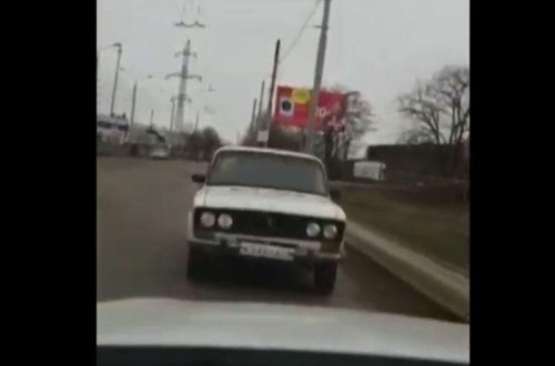 “06”-ya arxadan sükan qoyub, maşını şəhərdə geriyə sürür - VİDEO