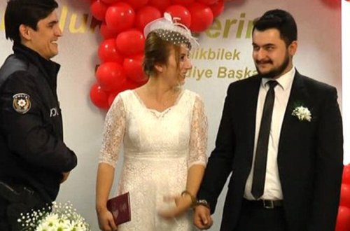 Valentin günündə toy: bəylə gəlinin qolları qandallandı - FOTO