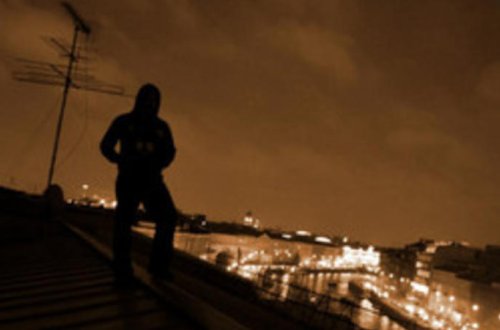 Bakıda insident – Binanın üstünə çıxıb özünü atacağını dedi