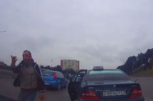 Bakı-Sumqayıt yolunda insident: taksi sürücüsü təhqirə keçdi - VİDEO