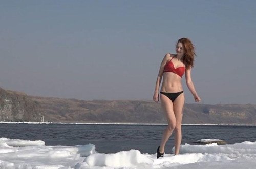 Rusiyalı bikinili qızlar buzlu dənizə girdilər - VİDEO