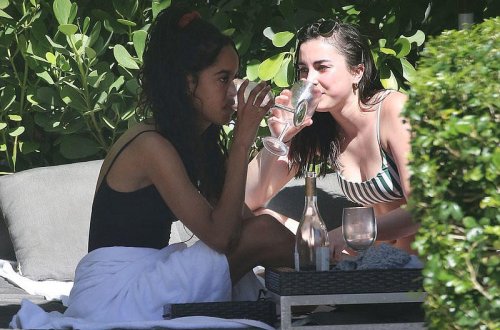 Obamanın qızı şərab içəndə 