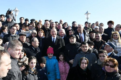 Prezident İlham Əliyev Sumqayıtın dənizkənarı bulvarında şəhərin sakinləri ilə görüşüb - FOTO