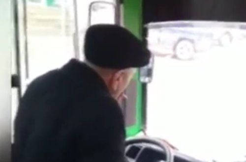 Siqaret çəkən avtobus sürücüsü işdən qovuldu - VİDEO