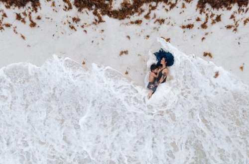 4 yaşlı oğlunu əmizdirərkən fotosessiya edən qadını qınadılar: 