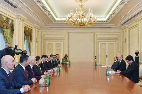 Prezident İlham Əliyev Türkiyə-Azərbaycan parlamentlərarası dostluq qrupunun rəhbərinin başçılıq etdiyi nümayəndə heyətini qəbul edib - FOTO