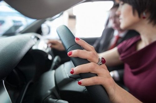 Türkmənistanda qadınların sürücülük vəsiqələri kütləvi şəkildə yığılır