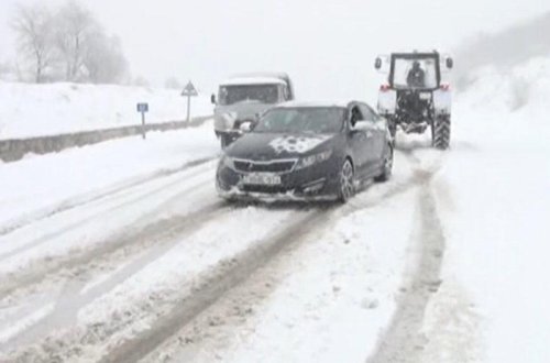 Həsrətlə gözlənilən qar 4 kəndlə əlaqə kəsdi: sürücülər yolda qaldı - VİDEO - FOTO
