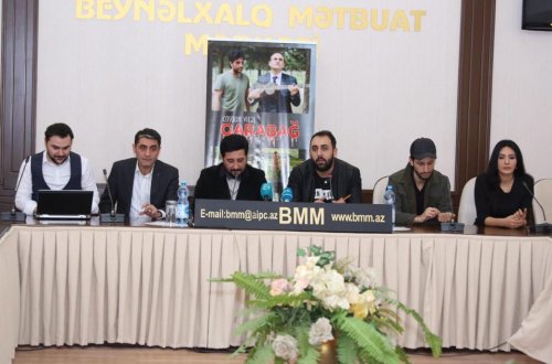 BMM (beynəlxalq mətbuat mərkəzində) tanınmış müğənni Coşqun Viləşin, söz və musiqisi Qarabağ qazisi Zaur Zeynala aid 