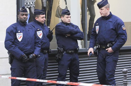 3-ü qadın olmaqla 7 nəfər konsulluqdan oğurluq etdi