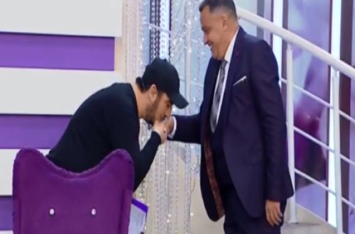 Tolik kişi sənətçinin əlini öpdü: Bəzi müğənnilər pullu qadınların əlini öpürlər, amma.. - FOTO