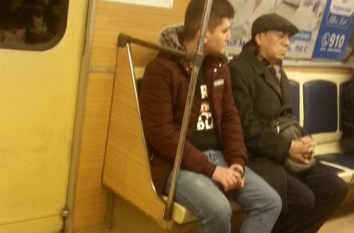Efirlərə çıxmayan məşhur azərbaycanlı müğənni METRODA GÖRÜNDÜ - FOTO