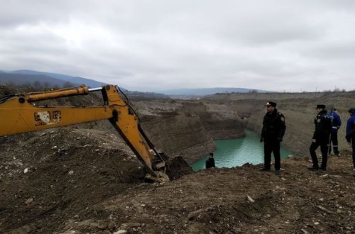 Qubada suya düşən ekskavator sürücüsünün meyiti tapıldı - FOTO