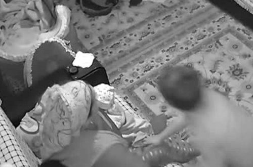 Qadın uşağını əmizdirərkən zəlzələ baş verdi - Həyəcanlı anlar kamerada - VİDEO