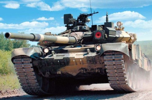 Rusiyada hərbçi tankın altında qalıb