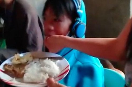 48 saat oyun oynayan oğul anasını pis vəziyyətdə qoydu - VİDEO