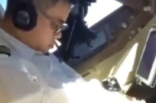 Sükan arxasında yuxuya gedən pilot kameraya düşdü - VİDEO