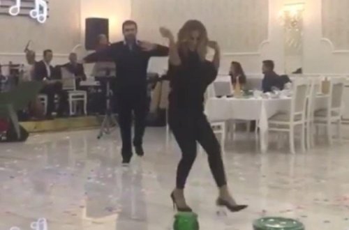 Azərbaycanlı qadın müğənni ermənilərin dəvət aldığı toyda elə rəqs etdi ki... - FOTO