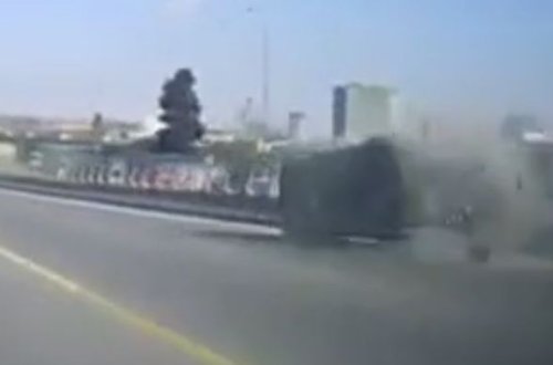 Bakıda körpüdə ağır qəzanın görüntüləri yayıldı - VİDEO