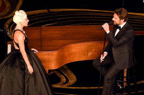 Ledi Qaqa nişanı qaytardı, oxudu, sosial şəbəkələrdə 