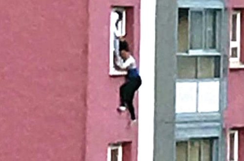 11-ci mərtəbədə saçlarından asılı qaldı – Sonda...